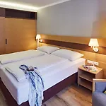 Robinson 4*